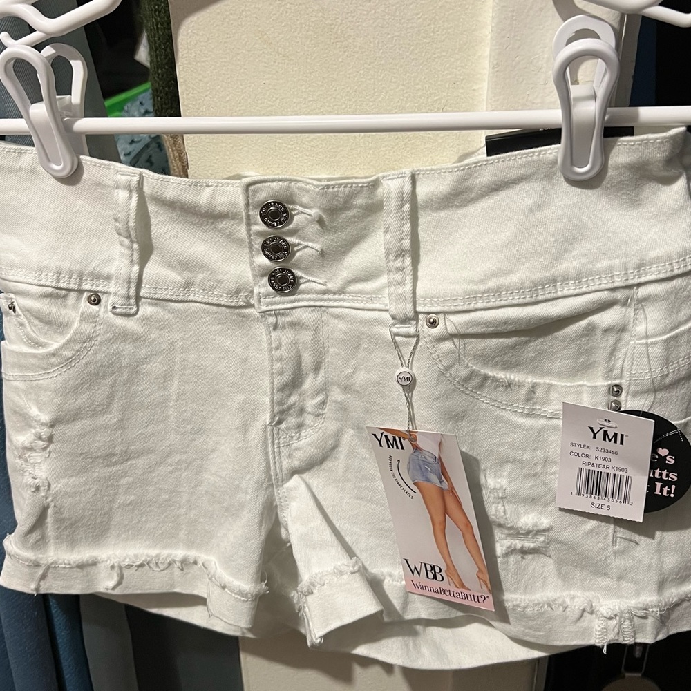 NWT size 5 YMI Wanna Betta Butt white shorts with wide belt loops.